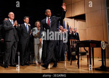 Le président des États-Unis Barack Obama (C) arrive pour la cérémonie de signature du projet de loi de réforme financière avec (L-R) Andrew Giordano, secrétaire américain au Trésor Timothy Geithner, Président de la Chambre Nancy Pelosi (D-CA), U.S. House Financial Services Committee Président Barney Frank (D-MA), chambre au chef de la majorité Steny Hoyer (D-MD) et le sénateur américain Tim Johnson (D-SD) à l'Édifice de Ronald Reagan et Centre du commerce international, le mercredi, Juillet 21, 2010 à Washington, DC. Une expansion du règlement financier du gouvernement fédéral à la suite de la pire récession depuis la Grande Dépression, le projet de loi wi Banque D'Images