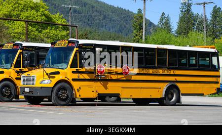 Superior, MT, États-Unis - 3 mai 2026 ; autobus scolaire jaune Superior School District Thomas dans Mineral County Montana Banque D'Images