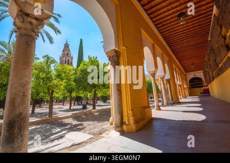 Architecture paysage avec galerie voûtée et vue sur le clocher la cathédrale la Mezquita (mosquée cathédrale). Cordoue, Andalousie, Espagne Banque D'Images