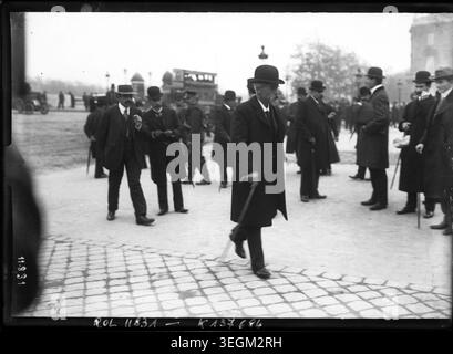 Louis Lépine assiste à l’ouverture des chambres françaises en octobre 1910, illustrant les travaux parlementaires et le leadership policier en France. Moyen : appuyez sur photo. Banque D'Images