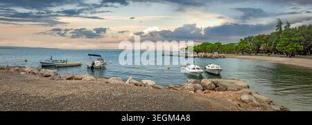 Vue panoramique sur le rivage de la baie de Kvarner avec des bateaux amarrés à Crikvenica. Croatie Banque D'Images