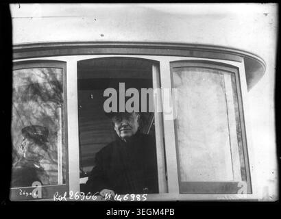 L'inventeur Thomas Alva Edison se penche à la fenêtre d'un tramway en 1913, photographié comme photographie de presse documentant sa présence publique et ses voyages en France. Banque D'Images