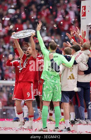 MUNICH, ALLEMAGNE - 16 MAI : Harry Kane du FC Bayern Munich lève la Bundesliga Meisterschale alors que les joueurs du FC Bayern Munich célèbrent après le match de Bundesliga entre le FC Bayern München et le 1. FC Köln à l'Allianz Arena le 16 mai 2026 à Munich, Allemagne. © diebilderwelt / Alamy Stock Banque D'Images