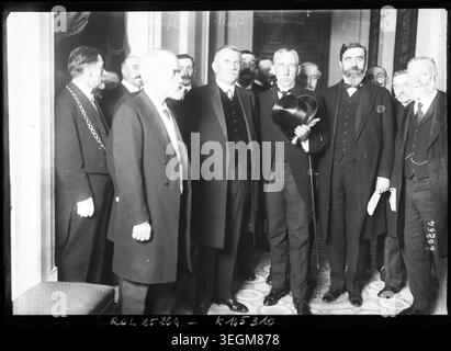 Roald Amundsen assiste à une réception à l’Hôtel de ville à Paris le 16 décembre 1912, accompagné de Marcel François Delanney, Henri Galli et Louis Lépine. La photo de presse documente l'événement officiel avec des explorateurs norvégiens et des officiels parisiens. Banque D'Images