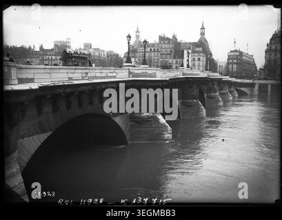Le 14 novembre 1910, l’eau monte avant et pendant les inondations de la Seine à Pont-Royal à Paris, photographiée comme photographie de presse pour documenter l’inondation et son impact sur la ville. Banque D'Images