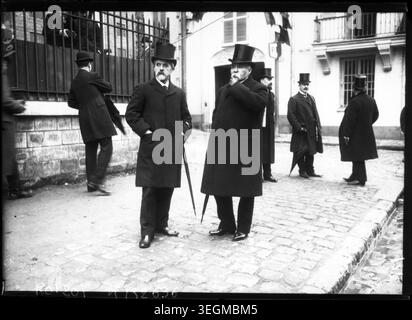 Georges Clemenceau et Louis Lépine assistent à une cérémonie commémorative à Choisy-le-Roi le 23 février 1908. La photographie de presse relate les dirigeants politiques et civiques français de la belle époque, mettant en lumière les pratiques cérémonielles locales. Banque D'Images