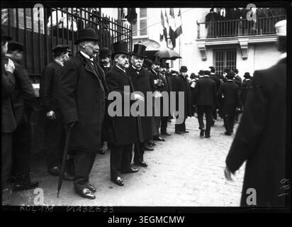 Georges Clemenceau et Louis Lépine assistent à une cérémonie commémorative à Choisy-le-Roi le 23 février 1908, marquant un événement officiel impliquant des responsables civiques et des rites cérémoniels locaux dans le Val-de-Marne, en France. Banque D'Images