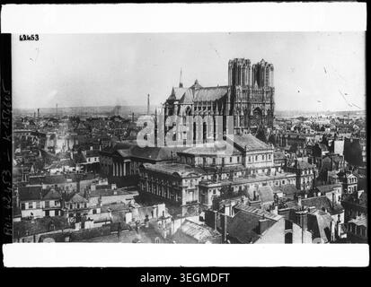 Une vue aérienne de la cathédrale de Reims et des structures environnantes à Reims, Marne, en 1914, montrant l'architecture de la cathédrale et le paysage urbain au début de la première Guerre mondiale en France. Banque D'Images