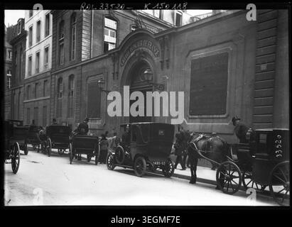 Vue extérieure de l'immeuble bancaire du crédit foncier de France rue des Capucines à Paris en 1913, montrant l'entrée principale et le paysage urbain environnant du quartier financier, avec des détails architecturaux de la façade de la banque. Banque D'Images