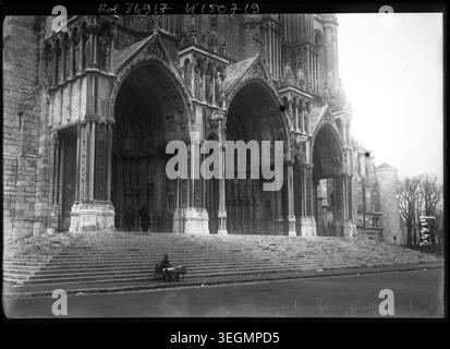 Le portail sud de la cathédrale de Chartres en Eure-et-Loir, France, est photographié en 1913, montrant des caractéristiques architecturales gothiques et des pierres détaillées de la cathédrale au début du XXe siècle. Banque D'Images