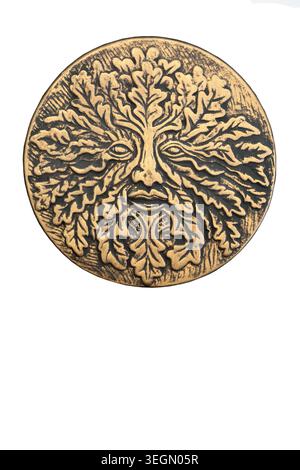 Vert homme légendaire symbole or plaque décoration d'esprit d'arbre sur fond blanc. Figure nature symbole de renaissance dans le folklore médiéval, cycle de vie Banque D'Images