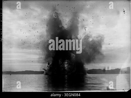 La flotte alliée détruit un navire entravant la navigation dans le détroit des Dardanelles, en Turquie, en 1915, lors de l'expédition des Dardanelles, illustrant les opérations navales et la coordination militaire entre les forces britanniques et alliées. Banque D'Images