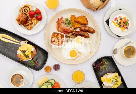 Délicieux petit déjeuner composé d'une variété de plats et de boissons dans un cadre ensoleillé Brunch Banque D'Images
