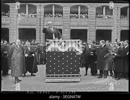 Louis Lépine prononce un discours funéraire à Paris le 2 mars 1912, lors des cérémonies de l'agent Garnier, capturé dans une photographie de presse documentant l'événement en format monochrome. Banque D'Images