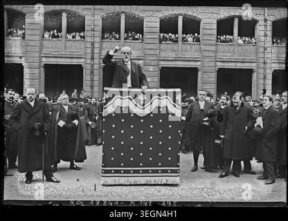 Louis Lépine prononce un discours lors des funérailles de l'agent Garnier le 2 mars 1912 à Paris, marquant le deuil public et les rites cérémoniels officiels. Appuyez sur photo. Banque D'Images