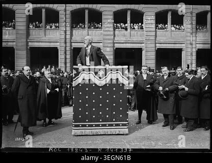 Louis Lépine prononce un discours aux funérailles de l'agent Garnier à Paris le 2 mars 1912. La photographie de presse relate les rites funéraires français de l'époque édouardienne, les éloges officiels et les procédures cérémonielles. Appuyez sur photo. Banque D'Images