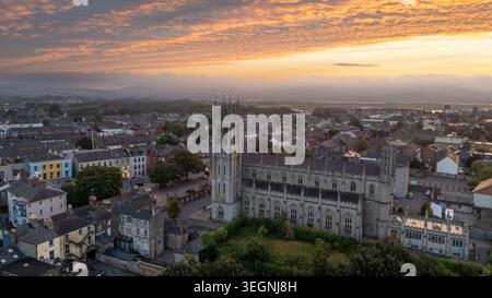 Vol matinal au-dessus de la ville de Dundalk, comté de Louth, République d'Irlande Banque D'Images