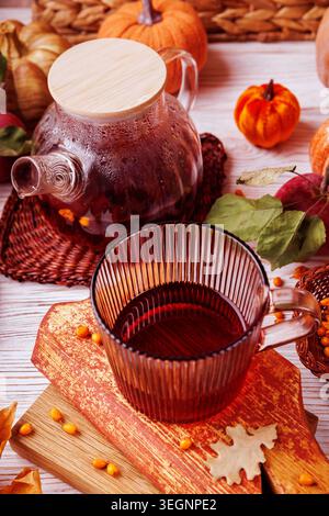 Tisane et théière vapeur en composition d'automne Banque D'Images