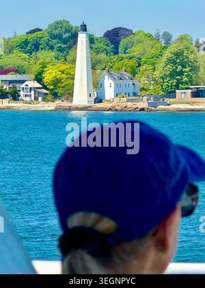 Un ferry Cross Sound passant devant le phare de New London Harbor "Pequot" sur son chemin vers Orient point, long Island, New York. Banque D'Images