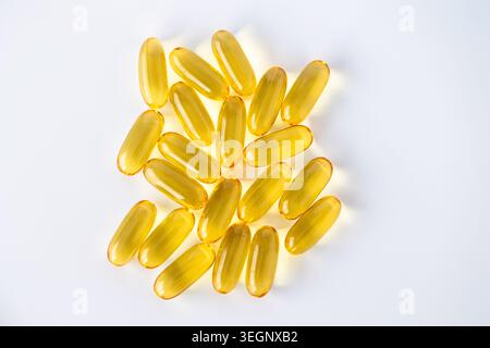 Gélules molles d'huile de poisson oméga-3 dorées isolées sur fond blanc. Supplément diététique vue de dessus pour la santé, le bien-être et la nutrition. Banque D'Images