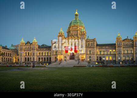 Bâtiment du Parlement de la Colombie-Britannique illuminé au crépuscule - Victoria, BC, Canada Banque D'Images