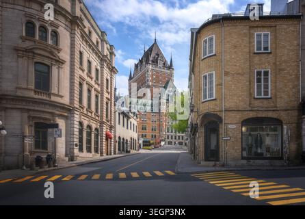 Charmante rue dans le Vieux-Québec avec vue sur le Château Frontenac - ville de Québec, Québec, Canada Banque D'Images