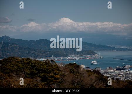 Le mont Fuji s'élève au-dessus de la baie de Suruga depuis Nihondaira à Shizuoka, au Japon. Banque D'Images