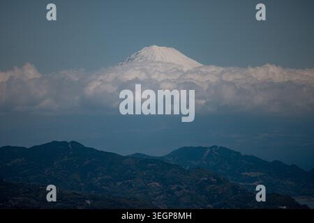Mont Fuji vu de Nihondaira à Shizuoka, Japon. Banque D'Images