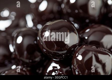 Cerises de cocktail maraschino bio sucrées pour boissons dans un bol Banque D'Images