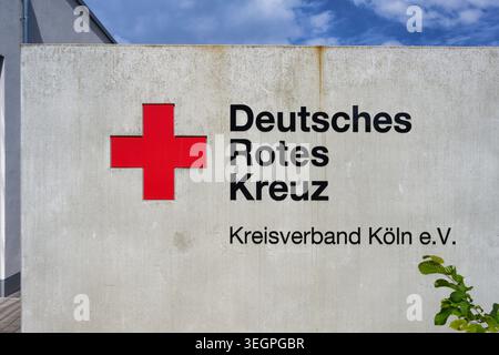 Cologne, Allemagne 20 mai 2026 : gros plan du logo et de la signalisation de la Croix-Rouge allemande sur un mur de béton au siège de l'association de district de Cologne à Banque D'Images