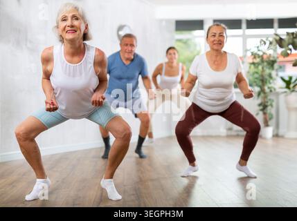 Groupe de personnes de différents âges dansant en studio Banque D'Images
