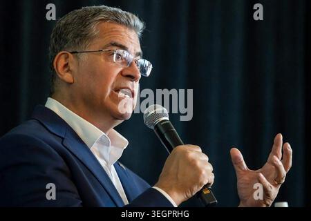 San Antonio, États-Unis. 20 mai 2026. L'ancien procureur général de Californie, Xavier Becerra, parle au micro lors d'un forum de candidats à un poste de gouverneur parrainé par la Chambre de commerce de CalAsian au Citizen Hotel à San Antonio, Texas, le 8 avril 2026. L'événement a réuni des candidats cherchant à obtenir la nomination démocrate pour le poste de gouverneur de Californie dans le prochain cycle électoral. (Photo de Paul Kitagaki Jr./Sacramento Bee/TNS/Sipa USA) crédit : Sipa USA/Alamy Live News Banque D'Images