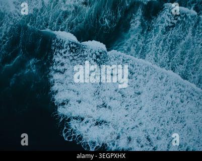 Vue aérienne des vagues qui s'écrasent avec de la mousse blanche et de l'eau bleu profond à la Jolla Cove San Diego, Californie, États-Unis. Banque D'Images