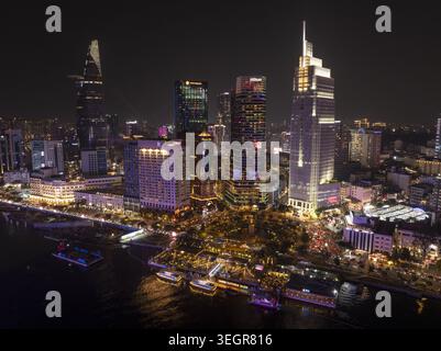Vue aérienne de la ligne d'horizon illuminée la nuit avec la Tour financière Bitexco et les gratte-ciel le long de la rivière Saigon Ho Chi Minh ville, Ho Chi Banque D'Images