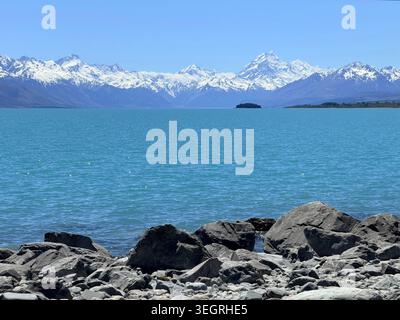 Mont Cook Aoraki Snow Peak sur Turquoise Lake Pukaki avec Rocky Shoreline en Nouvelle-Zélande Banque D'Images