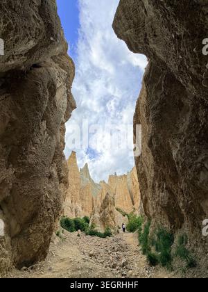 Vue large depuis Clay Cliffs Canyon avec spires érodées et ciel nuageux Nouvelle-Zélande Banque D'Images