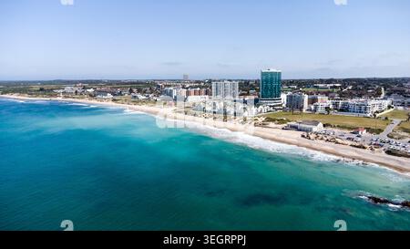 Drone vue aérienne du front de mer et du littoral dans la banlieue de Summerstrand à Gqeberha, Afrique du Sud. Banque D'Images