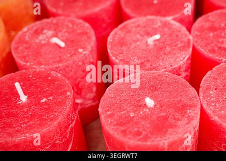 Gros plan de bougies décoratives rouges avec texture cire Banque D'Images