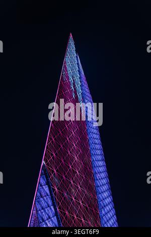 West Bay, Doha, Qatar - 30 septembre 2025 : une photographie verticale à faible angle capturant le gratte-ciel moderne de la tour Al Mana illuminé. Banque D'Images