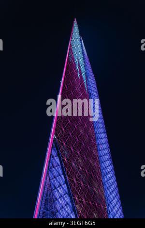 West Bay, Doha, Qatar - 30 septembre 2025 : une photographie verticale à faible angle capturant le gratte-ciel moderne de la tour Al Mana illuminé. Banque D'Images