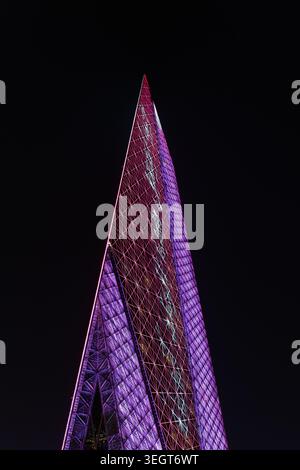 West Bay, Doha, Qatar - 30 septembre 2025 : une photographie verticale à faible angle capturant la géométrie violette brillante. Banque D'Images