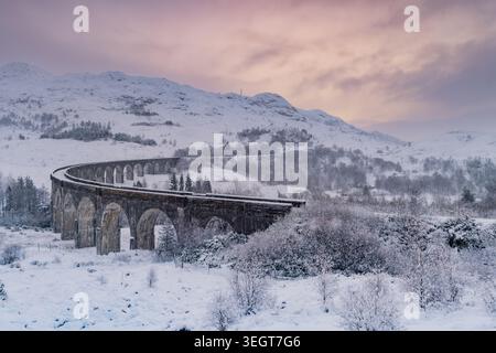 Viaduc de Glenfinnan dans les Highlands écossais couvert de neige, célèbre comme le pont ferroviaire Harry Potter et foyer du train à vapeur Jacobite. Banque D'Images