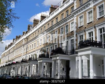 Rangée de maisons mitoyennes classiques à Londres Banque D'Images