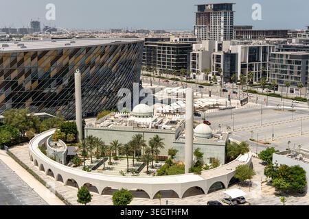 Vue aérienne d'une mosquée moderne avec deux minarets et des palmiers située à côté de l'arène circulaire Coca-Cola dans le quartier City Walk, Dubaï, Dubaï, Banque D'Images