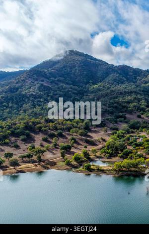 Vue aérienne verticale du littoral du barrage de Glenbawn avec un ciel nuageux au-dessus des montagnes environnantes en Nouvelle-Galles du Sud Australie. La photographie de drone capture le paysage Banque D'Images