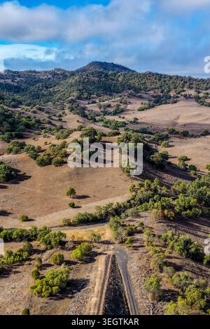 Vue aérienne verticale du paysage montagneux de Glenbawn en Nouvelle-Galles du Sud en Australie. La photographie de drone capture des paysages sauvages de l'intérieur des terres, des collines ondulantes Banque D'Images