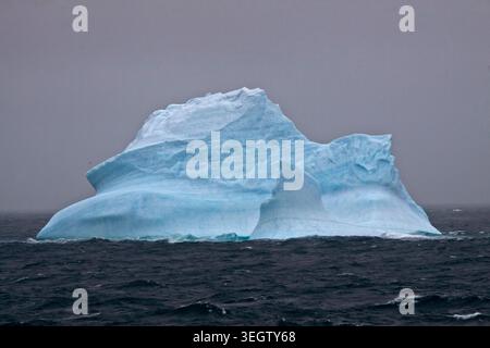 Iceberg dans l'océan Austral au large des côtes de l'Antarctique Banque D'Images