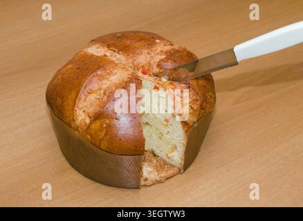 couteau tranchant un panettone Banque D'Images