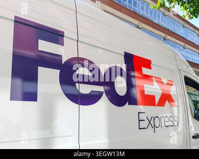 Logo FedEx Express sur le côté d'un fourgon de livraison blanc. Londres, Royaume-Uni, 8 mai 2024 Banque D'Images