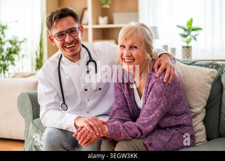 Un professionnel de la santé et un patient âgé partagent un moment chaleureux, mettant en avant la confiance, les soins et le rétablissement réussi. Banque D'Images